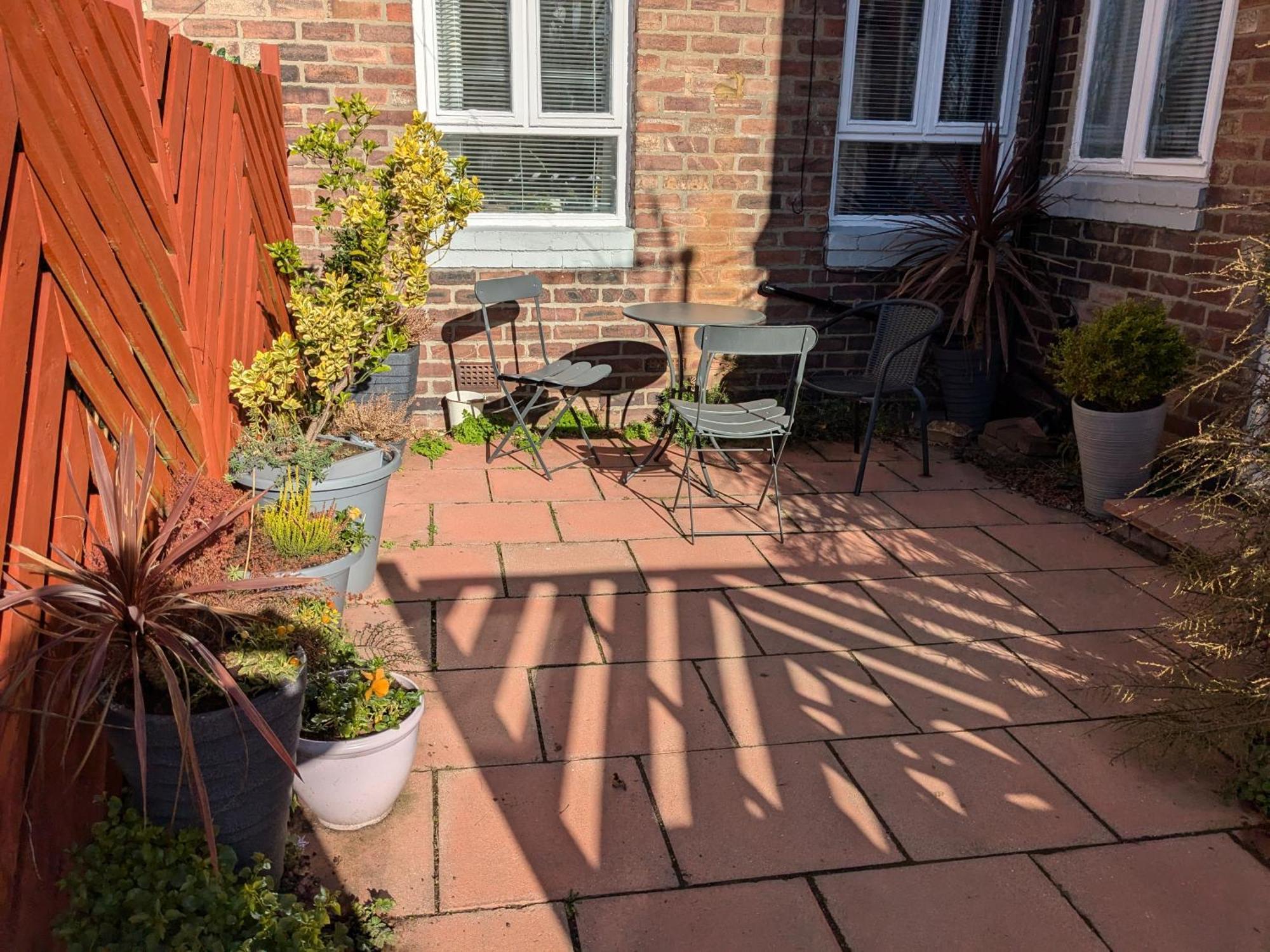 Apartment With Outside Patio And Car Space ダラム エクステリア 写真