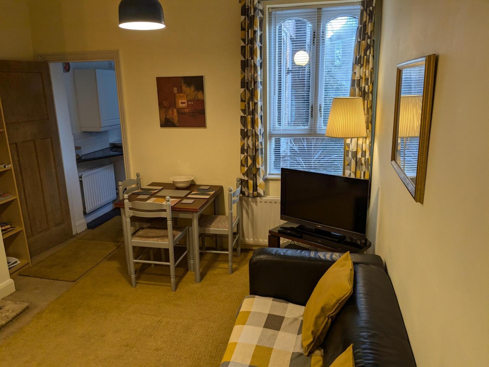 Apartment With Outside Patio And Car Space ダラム エクステリア 写真