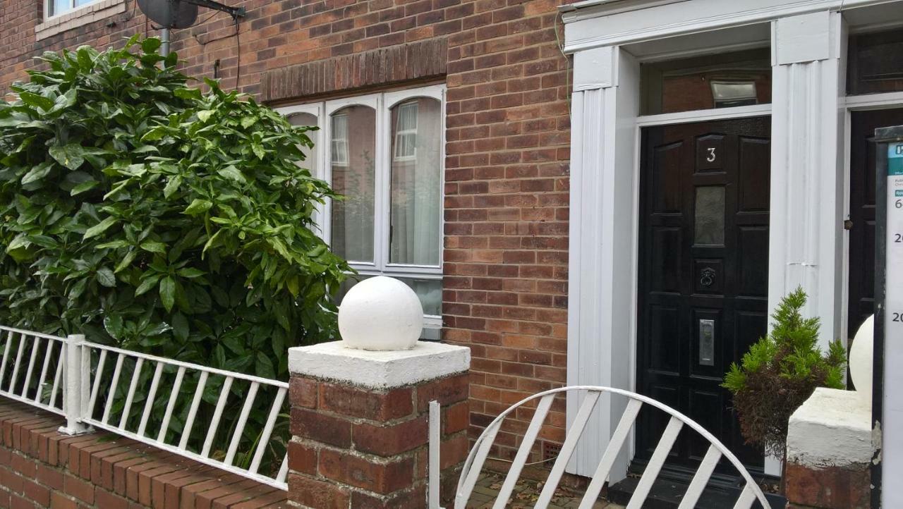 Apartment With Outside Patio And Car Space ダラム エクステリア 写真